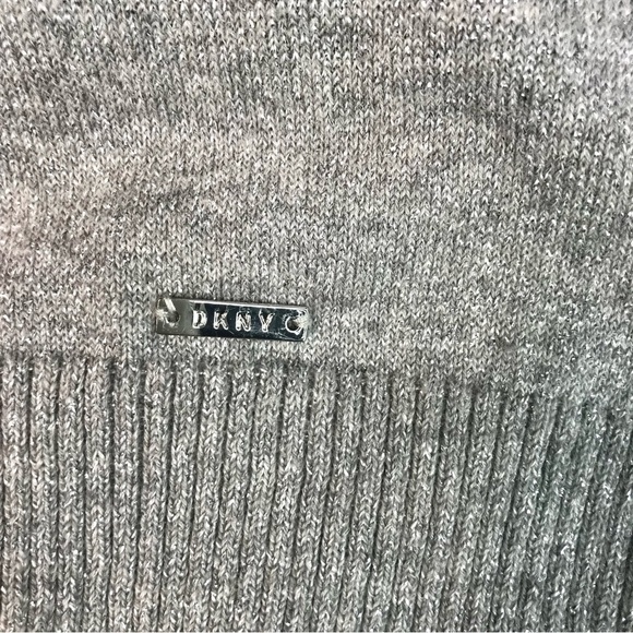 DKNY M Sparkly silver metallic thread grey ribbed V-neck knit top Size Medium - Picture 12 of 15